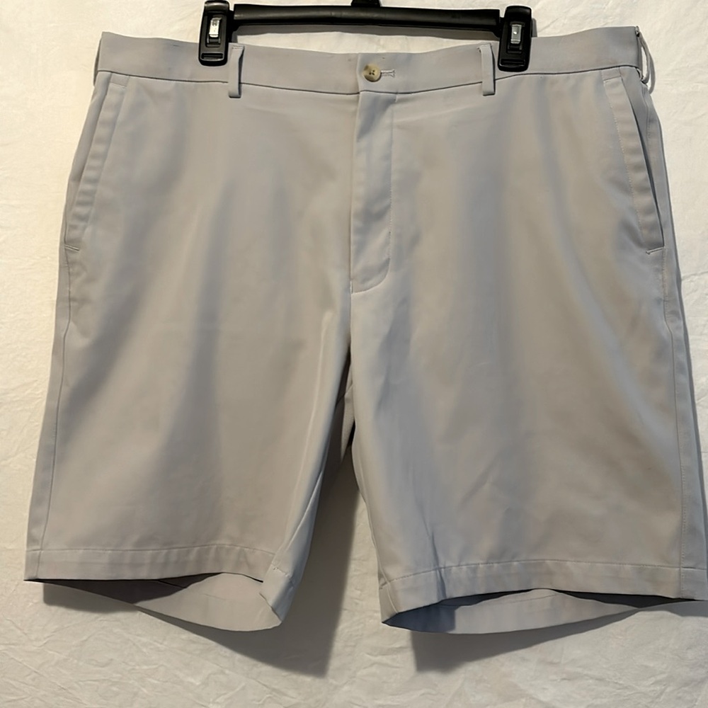 Peter Millar mens golf short .